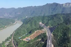 贵州又建成一条高速，它穿过高山，越过大河！视频封面