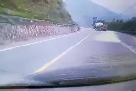 飞身跳上车刹停失控重卡！“超级英雄”就在身边视频封面