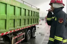 暖心！为救重伤司机，珠海消防员雨中托举一小时视频封面