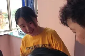暖！一群医学生接力两年陪护植物人女孩视频封面