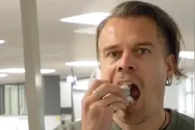 真“食”言！预测芬兰冰球队失利遭打脸，记者吃报纸道歉视频封面