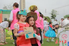 塑料袋做的公主裙、快递盒缝的超人战衣……武汉一所幼儿园上演劲爆环保时装秀图片