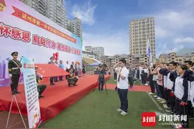 这群学生18岁了 他们踏着红地毯走过“三重门”视频封面