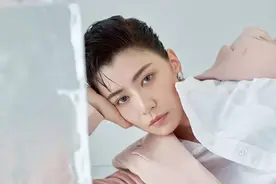 超A！贾静雯中性造型曝光 干练短发剑眉星目攻气十足图片