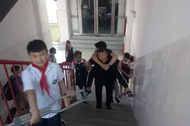 点赞！背着受伤学生上课，郑州这位班主任很暖心图片