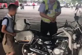小学生坐过站怕迟到急哭，交警骑警摩送视频封面