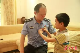 “爸爸，你是我心目中最伟大的英雄！”警察爸爸立功，可爱萌娃颁奖图片