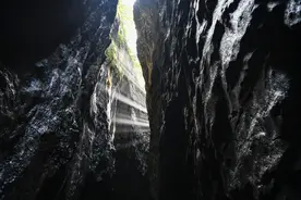 重庆武陵山大裂谷，移步换景别有洞天图片