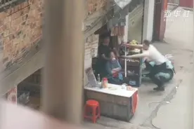 徒手夺刀救人！为英勇无畏的公安干警点赞！视频封面