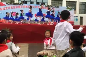 最具实力抢镜：小学生看表演跟着起舞视频封面