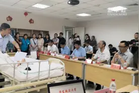 毕业季暖故事：病房里的毕业答辩视频封面