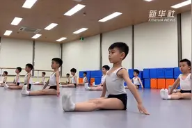 看！学芭蕾舞的小男孩视频封面