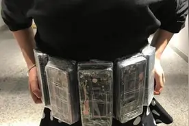 监控曝光！7男女携数百台手机入境被抓视频封面