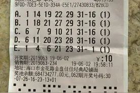 海南928万元双色球大奖得主现身领奖 捐10万元支持公益图片
