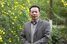 【卓越广中 精彩故事 】黄道林 34年教育路 坚守教育热情和初心视频封面