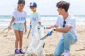 修杰楷谈俩女儿近况，带她们游泳咘咘不再怕水，波妞更大胆直接跳图片