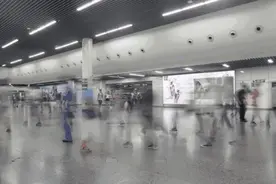 素质太差！上海地铁上，小伙制止老伯随地吐痰，惨遭口水“洗脸”图片
