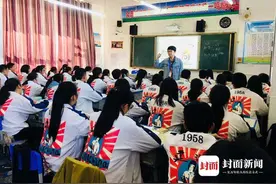 语文老师最后一课撞上高考作文 还写了1200字的临别感言视频封面