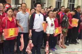 哈哈！这所中学居然发这个当礼物，校长这样解释.....视频封面