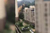 实拍福建三明一小区后山大面积塌方视频封面