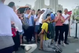 儿子考场外跪谢，单身母亲欣慰又心酸视频封面