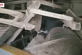 【视频】凌晨京沪高速扬州段，大客车天然气储气罐泄漏，18名乘客被及时转移视频封面