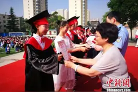 兰州小学生毕业礼“仪式感”满满 别母校存感恩之心图片