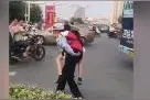 青蕉拍客丨暖！路遇小男孩车祸受伤 江西女交警一把背起跑向医院视频封面