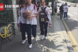 毕业季 他们的校服上写满了签名视频封面