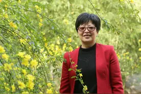【卓越广中 精彩故事】“霞姐”胡霞：教育不是注满一桶水，而是点燃一把火视频封面