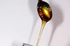 泡蜂蜜水，温水和热水哪个会更好？功效虽多，但不是人人都能喝图片