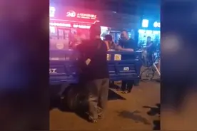 小伙大学毕业后摆摊卖水被父嫌弃，当街痛哭视频封面