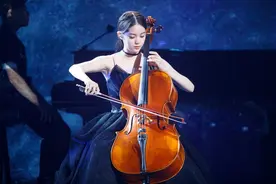 欧阳娜娜庆祝19岁生日，演唱《无与伦比的美丽》送母亲图片