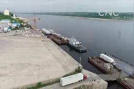 大型浮吊进驻黑河港 黑龙江对俄进出口装卸能力大幅提升视频封面