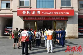 公益小天使近距离体验消防生图片