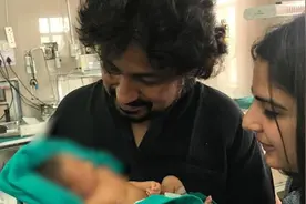 印度记者夫妇收养弃婴，父亲节晒全家福视频封面