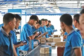 618前夕的快递小哥：每月挣一万多元 比老家多多了图片