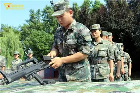 枪械分解结合，男兵女兵同场竞技！女兵包揽前两名图片