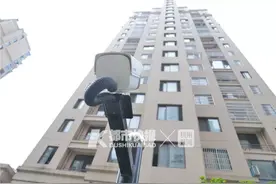 一小区装了47个摄像头，全部朝天！居民说：干得漂亮图片