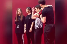 王嘉尔为女生喷香水？急得飙出上海话解释图片