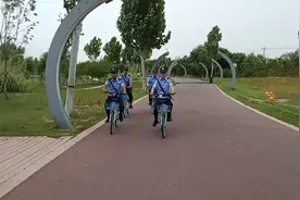 滨州开发区警方哈罗单车巡逻模式，”好新潮“、”很环保“图片