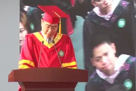 大学校长“短诗体”毕业寄语走红：此去经年，愿你所得皆所期视频封面