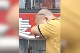 高考出成绩后，家长喜极而泣摆酒庆祝视频封面