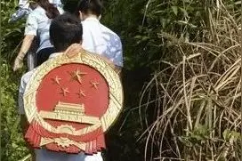 背国徽法官的微博火了，背后的故事你知道吗？图片