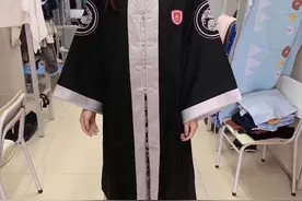 学位服加入中式元素遭吐槽像寿衣 设计方：照片光线问题，衣服没问题