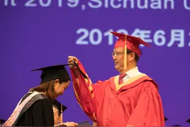川大锦江学院新任校长寄语毕业生：走出屏幕 积极社交 更好地融入现实世界视频封面