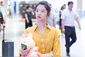 “女版刘昊然”何蓝逗穿黄色上衣 少女感十足图片