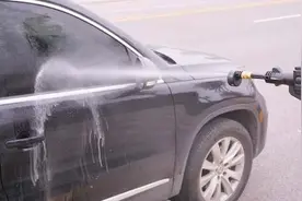 汽车每天洗和每2个月洗一次，哪种更伤车？5年后，差距不止一点图片