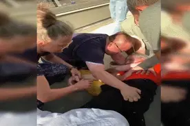 巴黎街头男子突然倒地抽搐 中国医生跪地抢救视频封面