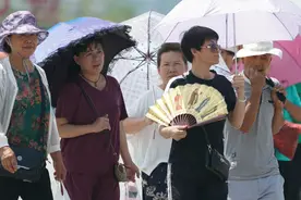 图集 | 游客全套防晒装，应对高温天气出游图片